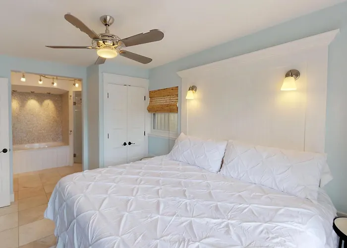 Best Beach Cottage Two Gorgeous Ocean Views - Renovated Like Pottery Barn - Beach Steps Away