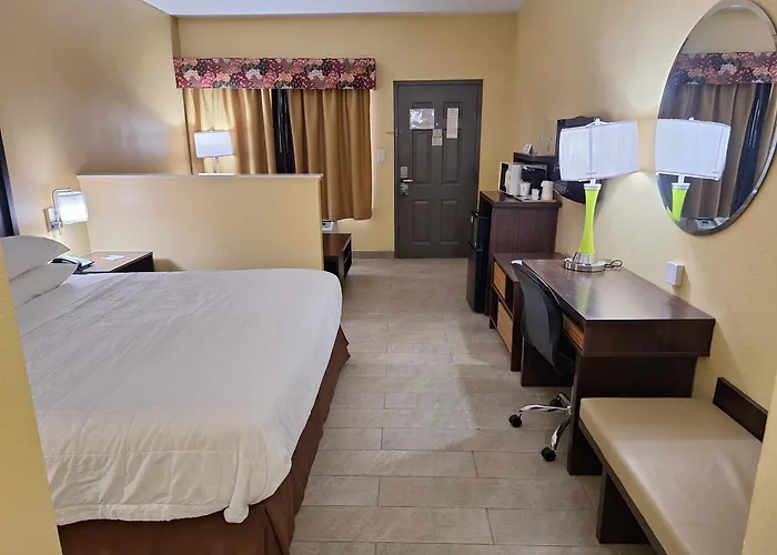 Super 8 By Wyndham Weslaco