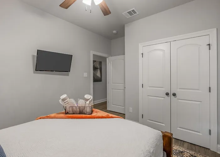 Luxe, Central, & Contemporary - A Modern Utopia! Tv In Each Room