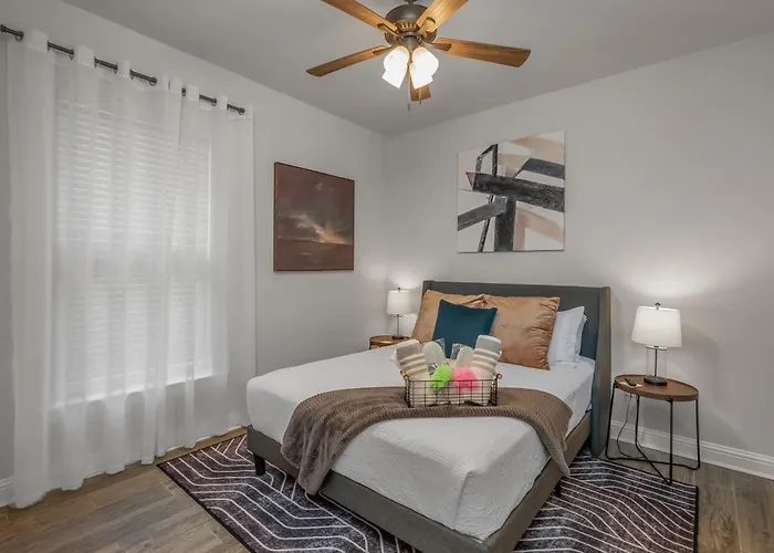 Luxe, Central, & Contemporary - A Modern Utopia! Tv In Each Room