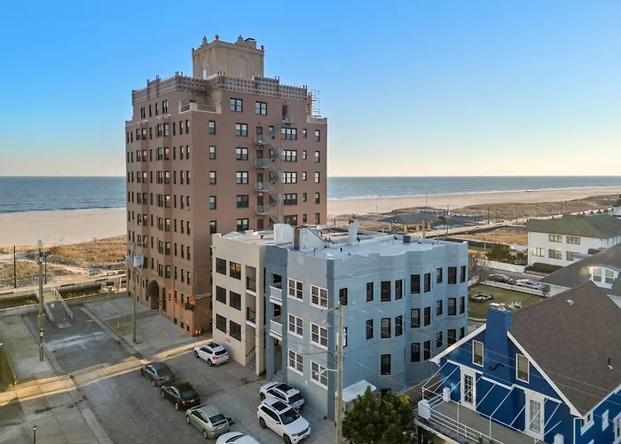 Luxe Beach Estate - 4 Bedrooms And 3 Bathrooms