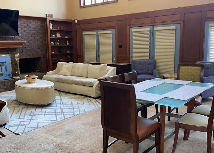 Southern Large Lake Front Custom Estate, Sleeps 16