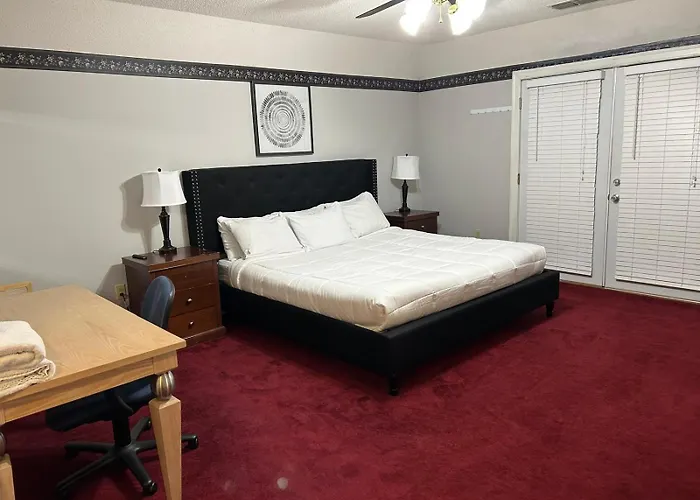 Southern Large Lake Front Custom Estate, Sleeps 16