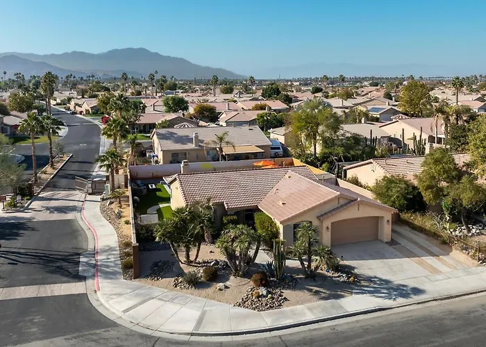 Spacious Yard, Sparkling Pool & Spa, Firepit, 9Beds!