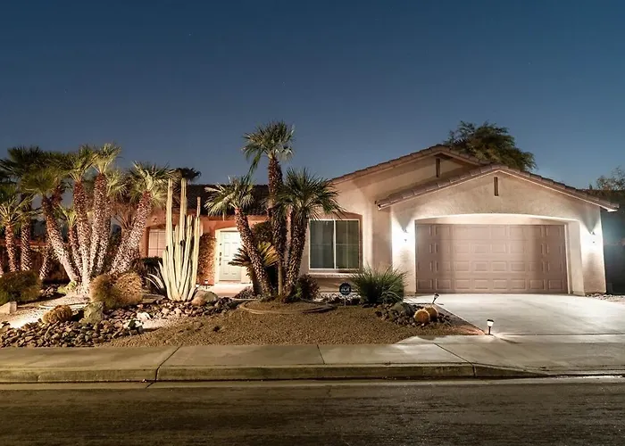 Spacious Yard, Sparkling Pool & Spa, Firepit, 9Beds!