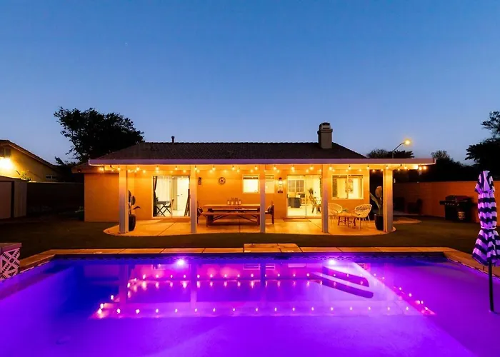 Spacious Yard, Sparkling Pool & Spa, Firepit, 9Beds!