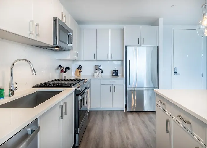 Luxury 2 Bedroom Apt With Gym