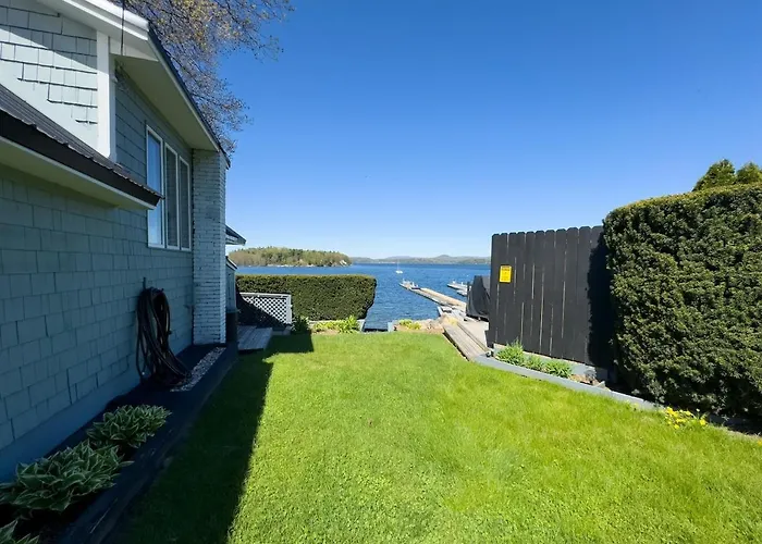Lakefront Cottage In Colchester