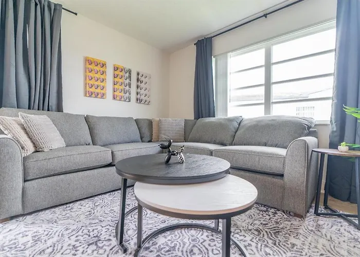 Modern Chic Getaway - Sleeps 11 - Palmwavestays