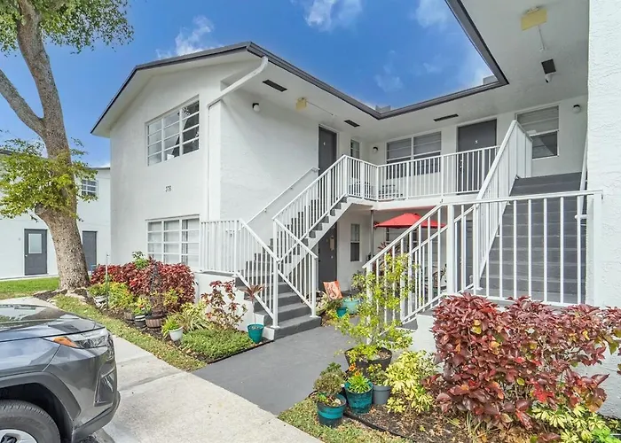 Modern Chic Getaway - Sleeps 11 - Palmwavestays