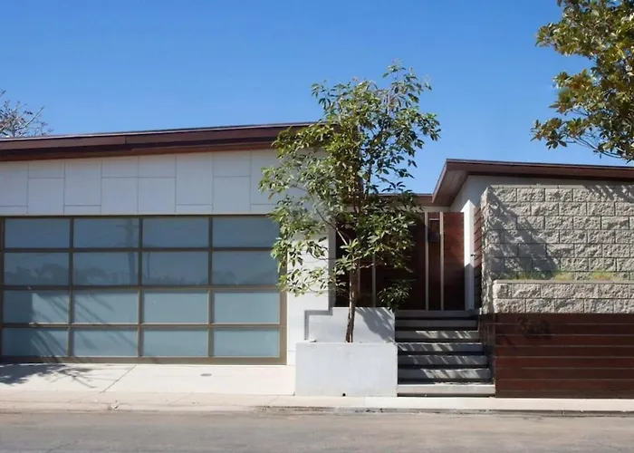 Hi-Tech Hideaway - Modern & Ocean Front!