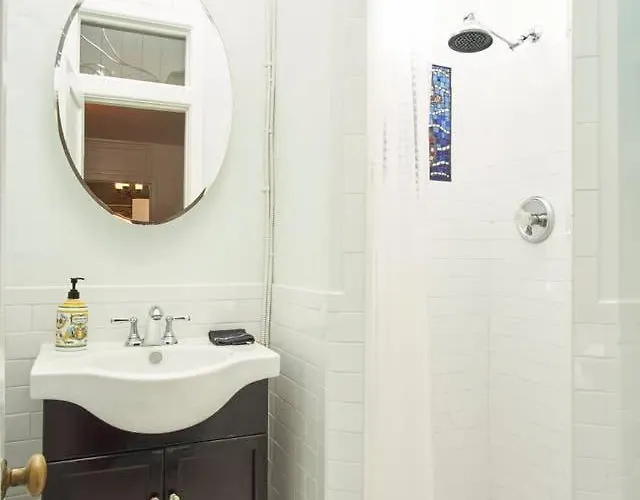 Burns Square Boutique Hotel