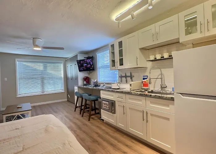 Studio Retreat Across The Street From Beautiful Siesta Key Beach