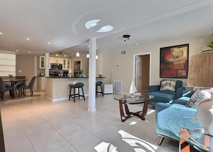 Spacious Renovated 1 Bedroom Siesta Key Beachside Vacation Rental Getaway