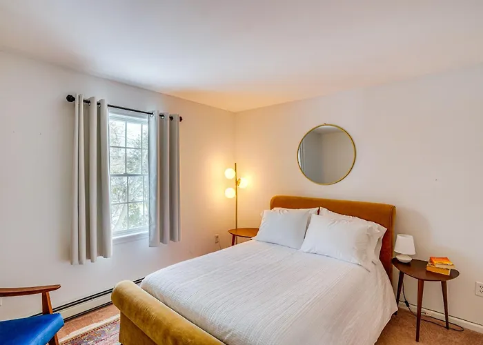 Walk To Dining: Downtown Lenox Guest House!