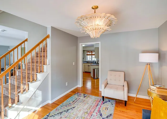 Walk To Dining: Downtown Lenox Guest House!