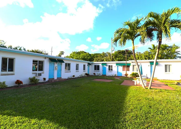 Hallandale Beach Motel With Free Parking And Full Kitchen ! No Extra Fees! Accepting Cash!