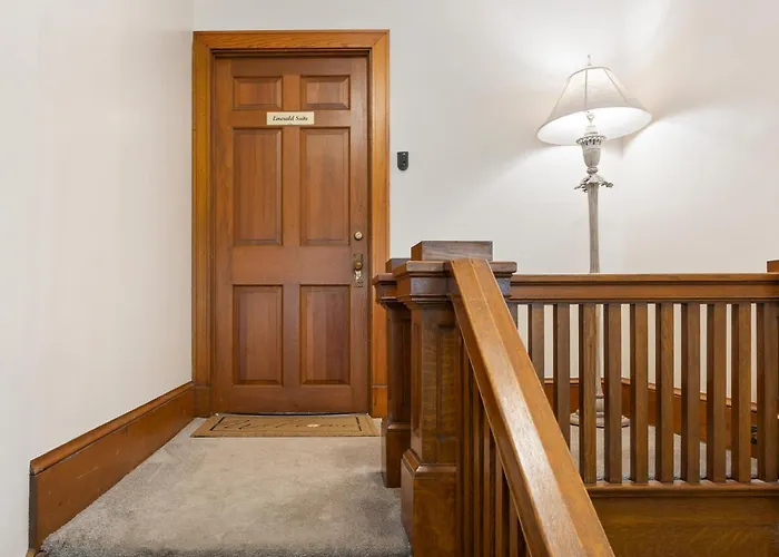 Beautiful Condo - King Bed - Free Waffle Breakfast