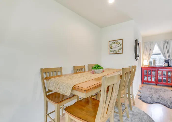 'Almond Grove Cottage' W/ Patio: Walk To Beach!