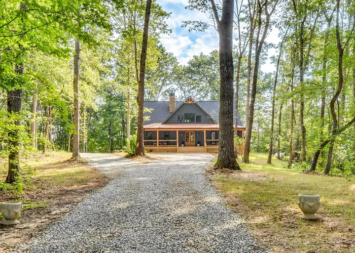 Luxurious Clarkesville Cabin W/ Decks & Fire Pit