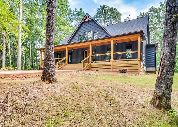 Luxurious Clarkesville Cabin W/ Decks & Fire Pit