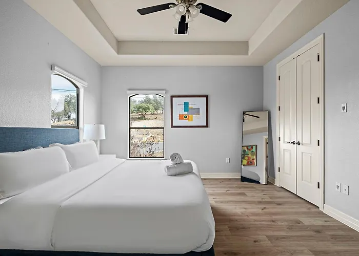 Lake Travis Family Retreat With Theater Game Room And Bbq 7 Min From Marina