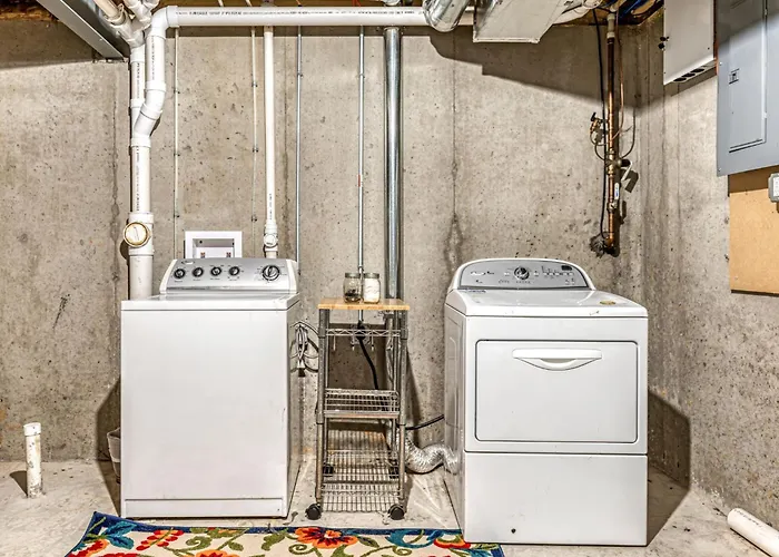 Spacious 2 Bedroom/2.5 Bathroom Townhome