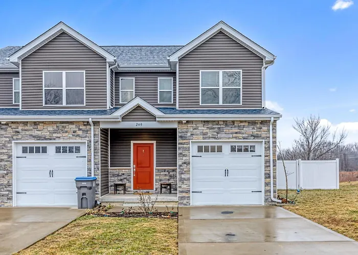 Spacious 2 Bedroom/2.5 Bathroom Townhome