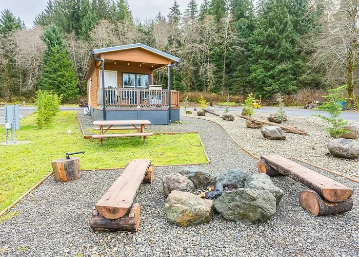 Rainforest Tiny Home Retreat Woodsy