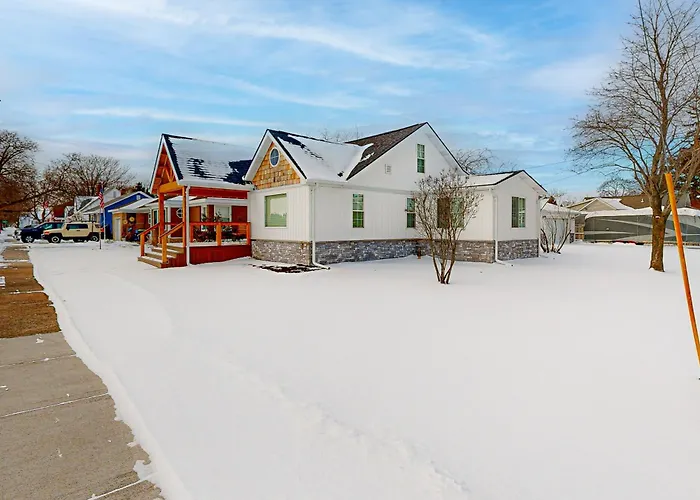 Walk To Beach & Dtwn East Tawas! Lake-View Retreat