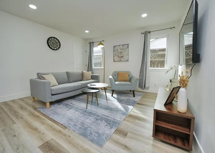 Molivu Homes 2Br - Petfriendly, W-D, Backyard