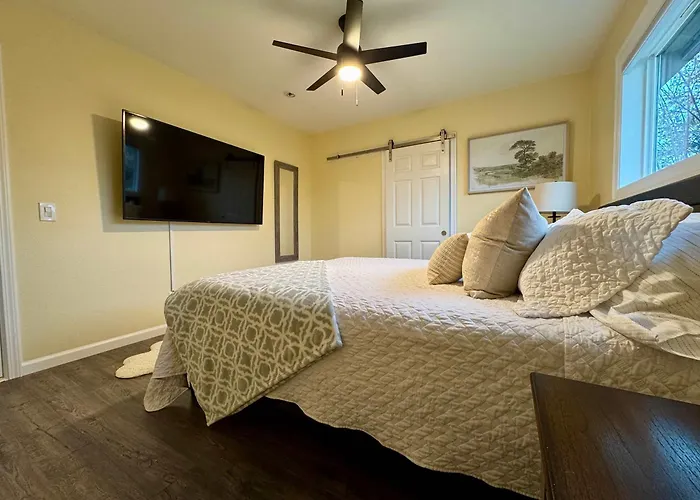 Charming Dog-Friendly Home Next To Regional Park