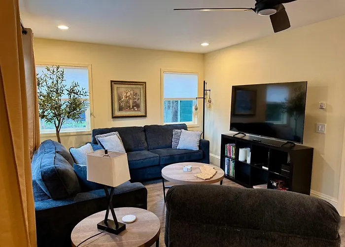 Charming Dog-Friendly Home Next To Regional Park