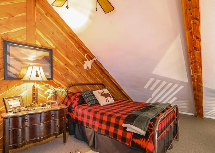 Deck & Fire Pit: Waterfront Cabin In Greers Ferry!