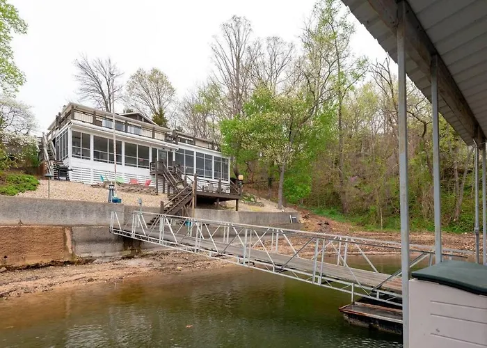 Spacious Lakefront Duplex For Groups