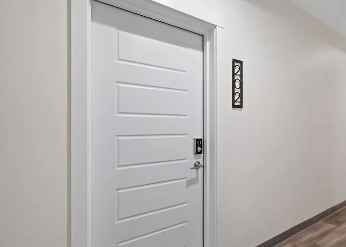 Spring At The Golden Goose Including King Bed, Parking, Security And Laundry