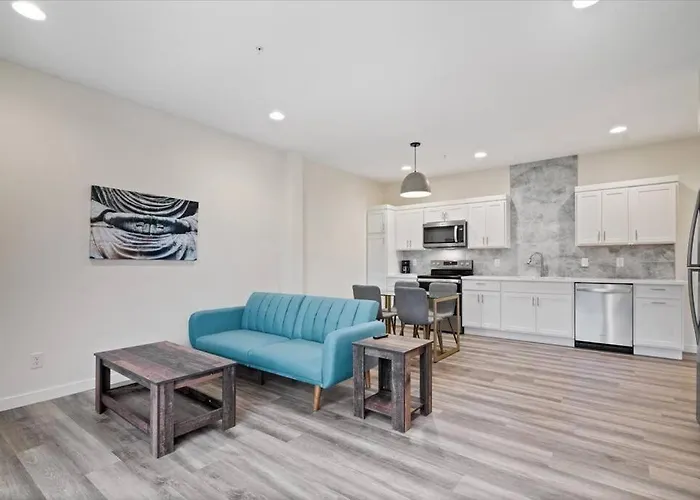 Spring At The Golden Goose Including King Bed, Parking, Security And Laundry
