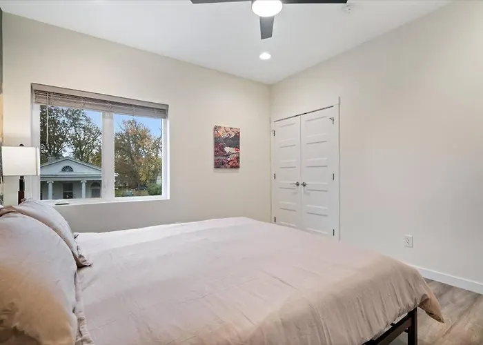 Spring At The Golden Goose Including King Bed, Parking, Security And Laundry