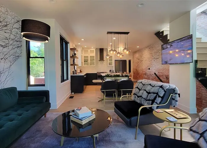 Luxurious Station House Suite A
