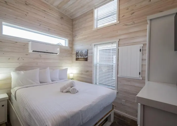 Cozy 1Br Tiny Home With Pool Access And Free Tix