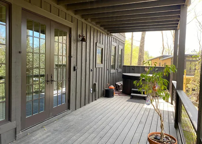 Beautiful Close Range Mountain Views With Your Own Private Hot Tub!