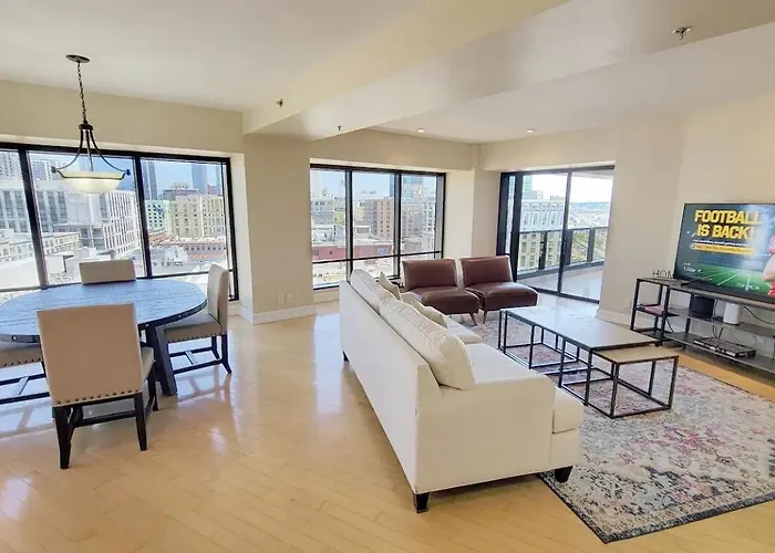 Luxurious And Spacious 2-Bedroom Condo Unit Downtown San Diego In The Heart Of The Gaslamp Quarter - 30-Day Min