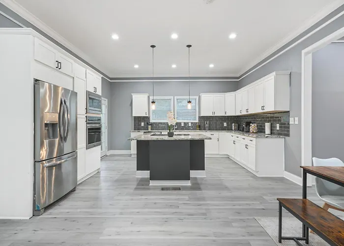 Atlanta Gem Near Mercedez Benz Stadium & Stone Mtn Prk