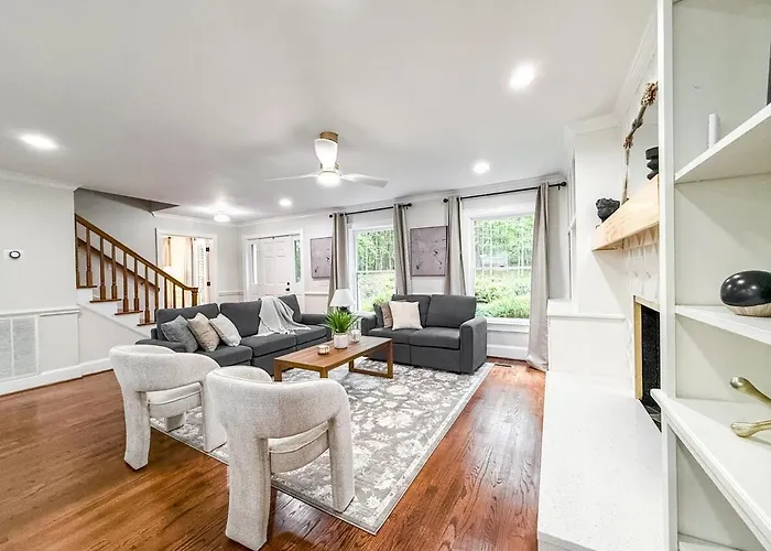 Beautiful Estate In 4 Acres Of Land In Chapel Hill