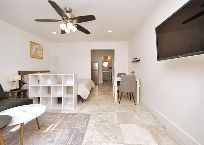 Molivu Homes Studio - Petfriendly - King Bed - W-D