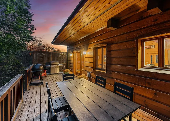 Beautiful Log Cabin! Hot-Tub, Bonfire & Private Yet 4 Mins To Downtown!