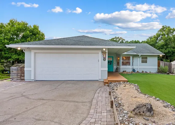 Tropical Oasis- Pickleball, Pool, Hot Tub- 15 Min To Beach