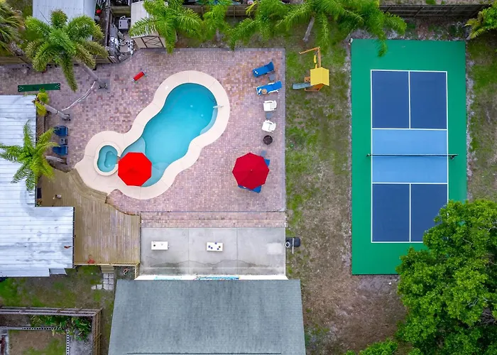 Tropical Oasis- Pickleball, Pool, Hot Tub- 15 Min To Beach