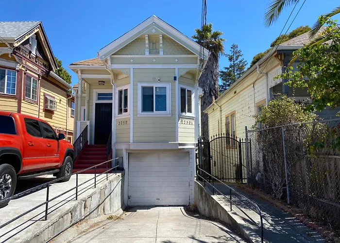 Quiet Victorian 2Br • Ping Pong Room • Free Parking • W/D