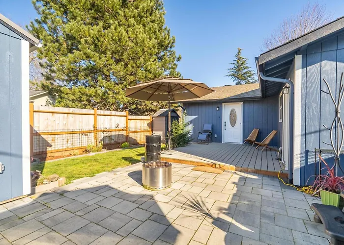 Spacious Retreat With Hot Tub Patio & King Bed